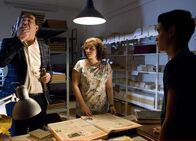 Schloss Einstein – Pippi (Marie Borchardt) und David (David Meier) treffen auf einen unheimlichen Archivar (Guildo Horn).
