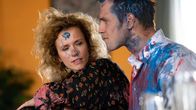 Das Begräbnis – Lola (Adina Vetter) gefällt die künstlerische Traumabewältigung von Kevin (Enno Trebs).