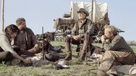 Open Range - Weites Land – Charley Waite (Kevin Costner), Boss Spearman (Robert Duvall, 2. v. re.), Mose (Abraham Benrubi) und Button (Diego Luna, li.) führen ein einfaches, aber glückliches Cowboy-Leben.
