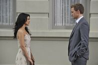 How I Met Your Mother – Als Barney (Neil Patrick Harris, r.) und Robin zufällig auf Nora (Nazanin Boniadi, l.) treffen, entschuldigt sich Barney bei ihr und bittet sie darum, einen Kaffee mit ihm trinken zu gehen. Nora sagt zu, worüber Robin sehr traurig ist ...