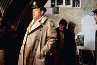 Catch 22 - Der böse Trick – Kommandant Cathcart (Martin Balsam) hat auf die Sperenzien des Kriegsverweigerers John Yossarián einfach keine Lust mehr. Er würde ihn am liebsten loswerden ...
