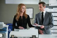 Suits – Auch in der neu fusionierten Kanzlei setzen Harvey (Gabriel Macht) und Donna (Sarah Rafferty) ihre gute Zusammenarbeit fort. Tatsächlich entstehen nach diesen vielen Jahren der vertrauten Kooperation immer mehr Gefühle füreinander.