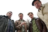 Alles Klara – MDR Fernsehen ALLES KLARA, FOLGE 5, "Hitverdächtig" Uhr. Ollie (Christoph Hagen Dittmann, l), Paul Kleinert (Felix Eitner, 2.v.l.), Jonas (Jan Niklas Berg, 2.v.r.) und Dr. Münster (Jörg Gudzuhn) beugen sich über die Leiche einer jungen Frau.