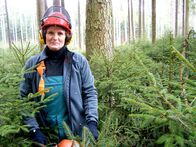 Landfrauenküche – Selbst ist die Frau, auch bei der Waldarbeit.