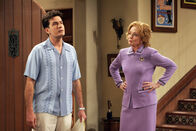 Two and a Half Men – Charlie (Charlie Sheen, l.) hält es nicht mehr aus, denn seine Mutter Evelyn (Holland Taylor, r.) geht ihm total auf die Nerven ...