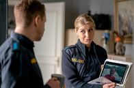 Watzmann ermittelt – Caro (Sarah Thonig, rechts) zeigt Max (Nepo Fitz, links) das Video von Finn und Mia.