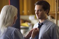 Spider-Man 3 – Schon seit geraumer Zeit plant Peter (Tobey Maguire, r.), seiner geliebten Mary einen Heiratsantrag zu machen. Zuvor bespricht er sich aber noch mit seiner Tante May (Rosemary Harris, l.),die über diese Nachricht überglücklich ist ...