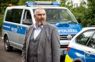 Tatort – Kommissar Freddy Schenk (Dietmar Bär) vor den Einsatzfahrzeugen am Randkanal. Hier wurde die Leiche von Lara Krohn ins Wasser geworfen.