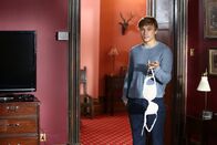 The Royals – Seine Mutter, Königin Helena, versucht alles, um der Schwärmerei ihres Sohnes Liam (William Moseley) für Ophelia, die Tochter des Innenministers, ein Ende zu bereiten ...