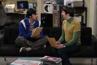 The Big Bang Theory – Raj (Kunal Nayyar, l.) bereitet sich auf eine Nacht in seinem Labor vor. Von dort aus steuert er ein hawaiianisches Teleskop, mit dem er Exo-Planeten beobachten will. Howard (Simon Helberg, r.) leistet ihm Gesellschaft dabei ...