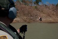 Amerikas heiße Grenze – Laredo, TX: Customs and Border Protection agents patrolling the Rio Grande and looking for runners that my be attempting to enter the country illegally.