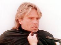MacGyver – MacGyver (Richard Dean Anderson) wird von Minton bedroht.