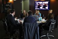 Criminal Minds – Als mehrere Social-Media-Persönlichkeiten in Maryland tot aufgefunden werden, machen sich Reid (Matthew Gray Gubler, l.), Derek (Shemar Moore, r.), Hotch (Thomas Gibson, 2.v.l.), Rossi (Joe Mantegna, M.), JJ (AJ Cook, 3.v.l.), Garcia (Kirsten Vangsness, 3.v.r.) und Kate (Jennifer Love Hewitt, 2.v.r.) auf die Suche nach dem Täter ...