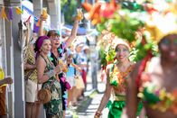 Death in Paradise – DI Neville Parker und Naomi Thomas treffen auf Catherine Bordey (Elizabeth Bourgine, l.) und Melanie Parker (Doon Mackichan, r.), die mit sichtlicher Freude als Zuschauerinnen die Weihnachtsparade verfolgen und die beiden kurz von ihren dienstlichen Pflichten abhalten.
