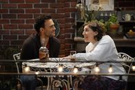 Call Me Kat – Max (Cheyenne Jackson, l.); Kat (Mayim Bialik, r.)
