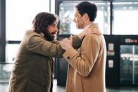 neoriginal: Survivors – Luca (Lino Guanciale, l.) und sein bester Freund Stefano (Fausto Sciarappa, r.) streiten sich heftig wegen Sylvie.