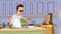 Bob's Burgers – Bob (l.) tritt in einer Fernsehshow in einer Kochreihe auf - doch Gene (r.) stiehlt ihm mit seiner Sasquatch-Maske die Show. Ein heftiger Streit zwischen den beiden bricht aus ...