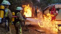 Feuerwehrfrauen – Nicht mehr zu retten: Meike (Katja Danowski, li.) und Anja (Nadja Becker, re.) versuchen den Wohnwagenbrand zu löschen.