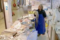 Märkte - Im Bauch von … – Rosa Cunha trägt auf dem Mercado da Ribeira in Lissabon die Tradition der Peixeiras, der berühmten Fischverkäuferinnen, weiter.