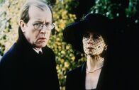 Inspector Barnaby – Noch wahren sie ihre Schlafzimmer-Geheimnisse, die Eheleute Owen (Alan Howard) und Louise August (Celia Imrie).