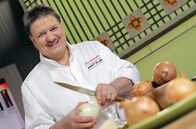 ARD-Buffet – ARD-Buffet-Sternekoch Jörg Sackmann bereitet Marinierte Steinchampignons mit Sommerrübchen zu.