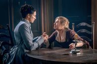 Outlander – (v.li.) Caitriona Balfe (Claire Randall Fraser), Alison Pargeter (Margaret Campbell).