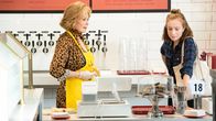Hacks – Bei der Eröffnung einer neuen Pizza-Filiale spitzen sich die Ereignisse zu: Ava (Hannah Einbinder, r.) warnt Deborah (Jean Smart, l.) eindringlich vor einem peinlichen PR-Desaster, doch sie lässt sich nicht beirren. Der Konflikt zwischen den beiden eskaliert – doch wer behält am Ende die Oberhand?