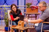1, 2 oder 3 – Eichhörnchen-Expertin Dr. Tine Meier gibt Elton hilfreiche Tipps, wie man Eichhörnchen bei der Futtersuche unterstützen kann.