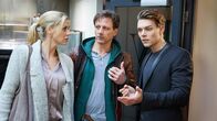 Der Lehrer – Karin Noske (Jessica Ginkel) beschuldigt Jan (Gerrit Klein, r.), an der Schule mit Drogen zu dealen und will seine Tabledancebar durchsuchen, doch Stefan Vollmer (Hendrik Duryn) hält sie auf.