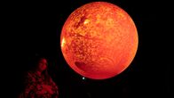 alpha-thema: Aus dem All ...: Die größten Rätsel der Wissenschaft – NASA-Forscherin Lisa Upton vor einem Modell der Sonne.