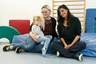 Generation Helikopter-Eltern? – Moderatorin Collien Ulmen-Fernandes im Gespräch mit einer Mutter und ihrer kleinen Tochter.