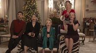 Hacks – Trotz aller familiärer und beruflicher Zwistigkeiten. Bei Deborahs (Jean Smart, M.) glamouröser Weihnachts-Dinnerparty haben sie sowie ihr Assistent Damien (Mark Indelicato, l.), Haushälterin Josefina (Rose Abdoo, 2.v.l.), Bürgermeisterin Mayor Jo (Lauren Weedman, 2.v.r) und Avas Mutter Nina (Jane Adams, r.) viel Spaß.
