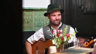 Servus Musikantenstammtisch – Christian Scheurl (Windstreich Musikanten) spielt Gitarre