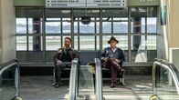 The Blacklist – Chuck (Jonathan Holtzman, l.) und Raymond 'Red' Reddington (James Spader, r.)