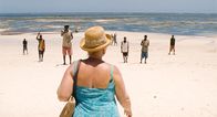Paradies: Liebe – "Paradies: Liebe", An den Stränden Kenias kennt man sie als Sugarmamas: Europäische Frauen, denen junge schwarze Beachboys Liebesdienste bieten, um so ihren Lebensunterhalt zu finanzieren. Teresa, 50jährige Wienerin und Mutter einer pubertierenden Tochter, reist als Sextouristin in das Urlaubsparadies, um die Liebe zu finden. Sie wechselt von einem Beachboy zum nächsten, von einer Enttäuschung zur anderen. Die Liebe am Strand von Kenia ist ein Geschäft.