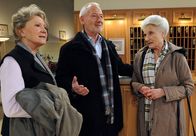 Sturm der Liebe – ARD STURM DER LIEBE FOLGE 1262 Uhr im ERSTEN. Die Sonnbichlers (Antje Hagen, l., und Sepp Schauer, M.) zeigen der gerade aus Lübeck angereisten Käthe (Luise Deschauer, r.) den "Fürstenhof".