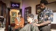 Die Pfefferkörner – Gleich gehts Taruns Haaren an den Kragen. Lou braucht einen schnellen Plan.