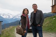 Der Bergdoktor – Dr. Martin Gruber (Hans Sigl) hat eine Vermutung, was hinter Maikes (Amelie Kiefer) heftigen Kreislaufproblemen wirklich steckt.