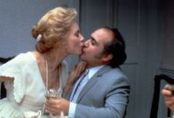 Zeit der Zärtlichkeit – Die sittenstrenge Aurora (Shirley MacLaine, l.) lässt sich zu einem Küsschen für Vernon (Danny DeVito, r.) hinreißen ...