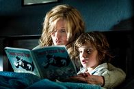 Der Babadook – Mutter Amelia (Essie Davis) liest Sohn Samuel (Noah Wiseman) aus dem Buch "Mister Babadook" vor.