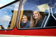 Alfons Zitterbacke - Endlich Klassenfahrt! – Alfons und Leonie beobachten die Jugendherberge aus dem Schulbusfenster.