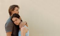 Conversations with Friends – Frances (Alison Oliver) ist hin- und hergerissen. Einerseits weiß sie, dass Nick (Joe Alwyn) verheiratet ist, doch andererseits kann sie ihre Gefühle für ihn nicht ignorieren.