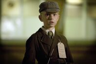 Torchwood – Gwen hat eine Erscheinung von Tom Flanaghan (Christopher Greene), der ganz allein auf dem Bahnhof steht...