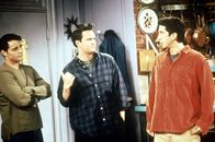 Friends – Joey (Matt LeBlanc, l.), Chandler (Matthew Perry, M.) und Ross (David Schwimme, r.) haben keine Lust, den Frauen beim Packen zu helfen.