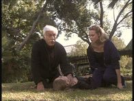 Diagnose: Mord – Mark (Dick Van Dyke, l.) wird zu Dreharbeiten gerufen, weil die bekannte Darstellerin Thalia (Jennifer Gareis, r.) zusammengebrochen ist.