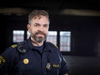 Thin Blue Line – Jesse (Per Lasson) wird zu einem dringenden Einsatz in eine Schule gerufen – es ist die Schule seiner Tochter. Ohne zu wissen was ihn erwartet, betritt der Polizist das Gebäude und macht eine gefährliche Entdeckung.