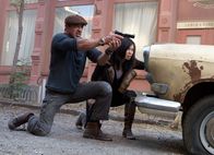 The Expendables 2 - Back for War – Kämpfen Seite an Seite gegen das Böse in Gestalt ihres finsteren Gegenspielers Vilain: Barney Ross (Sylvester Stallone, l.) und Maggie (Nan Yu) ...