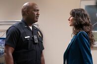 The Rookie – Die Informationen über James Murray lösen bei Vivian Eckert (Necar Zadegan, l.) Zweifel gegenüber Detective Harper aus. Sergeant Grey (Richard T. Jones, l.) ist besorgt.