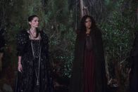 Salem – Tituba (Ashley Madekwe, r.) offenbart Mary (Janet Montgomery, l.) ein Geheimnis, dass diese möglicherweise für immer an den Hexenzirkel binden wird ...