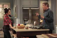 Last Man Standing – Mike (Tim Allen, r.) erklärt seiner Tochter Mandy (Molly Ephraim, l.), dass sie sich einen Nebenjob suchen soll, wenn sie Geld für eine Klassenfahrt haben will ...